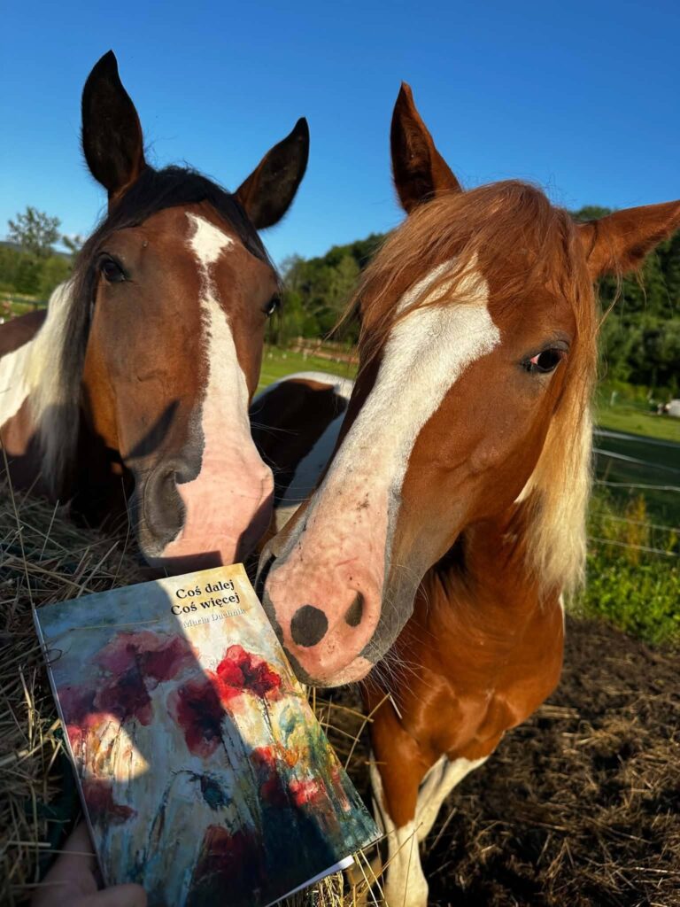 Książka Marii Duchnik w podróży — materiał z albumu „Poezja w podróży”