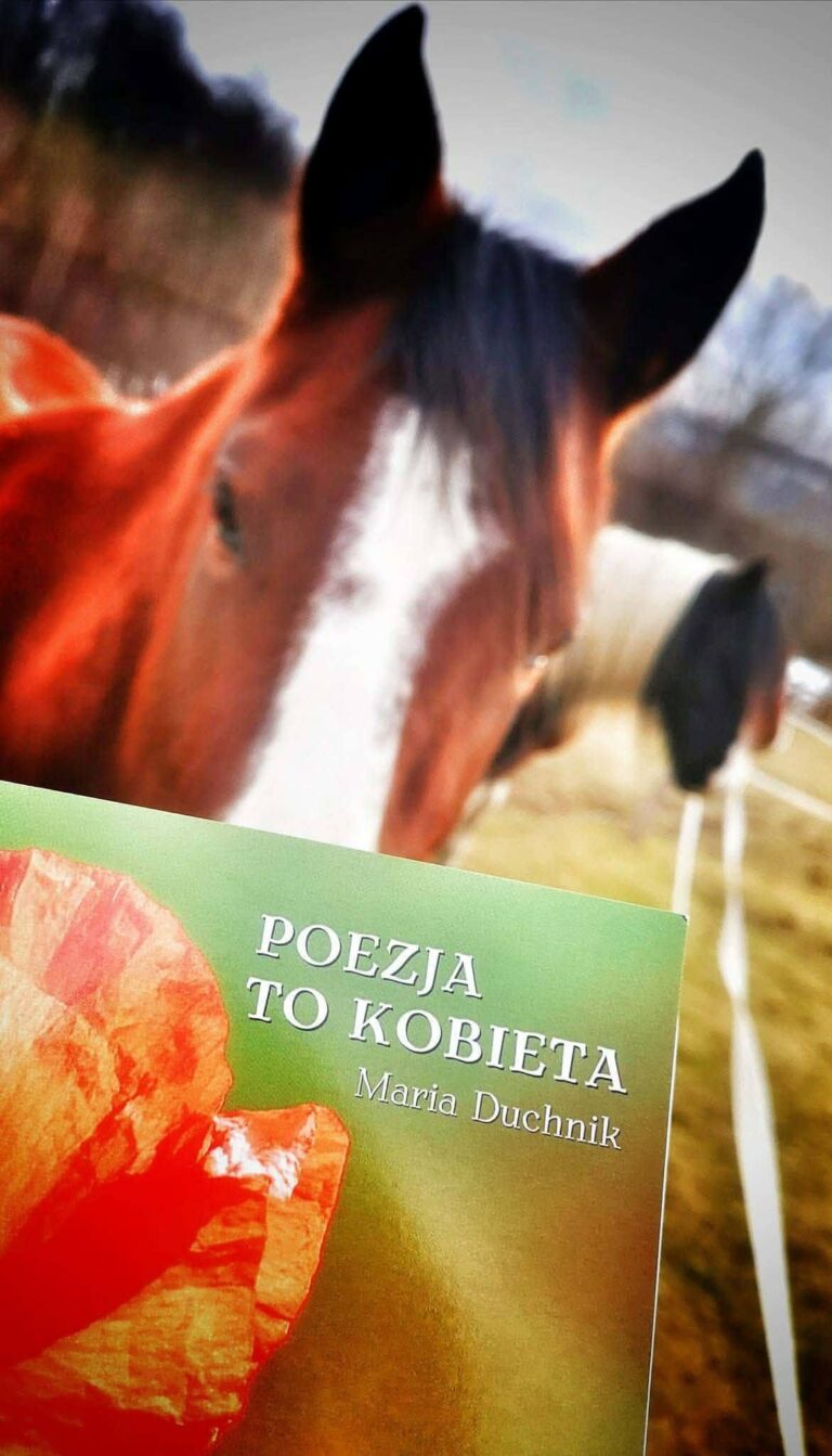Książka Marii Duchnik w podróży — materiał z albumu „Poezja w podróży”