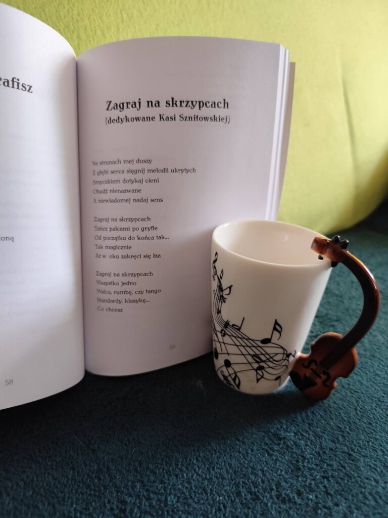 Książka Marii Duchnik w podróży — materiał z albumu „Poezja w podróży”