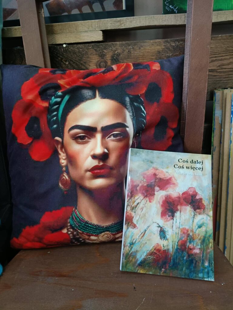 Książka Marii Duchnik w podróży — materiał z albumu „Poezja w podróży”