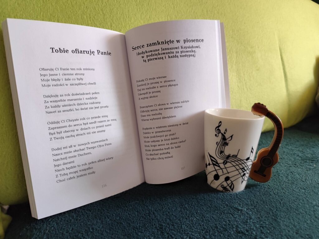 Książka Marii Duchnik w podróży — materiał z albumu „Poezja w podróży”