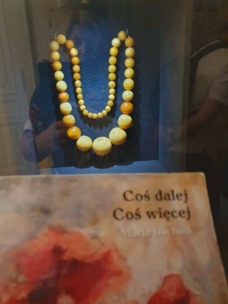Książka Marii Duchnik w podróży — materiał z albumu „Poezja w podróży”