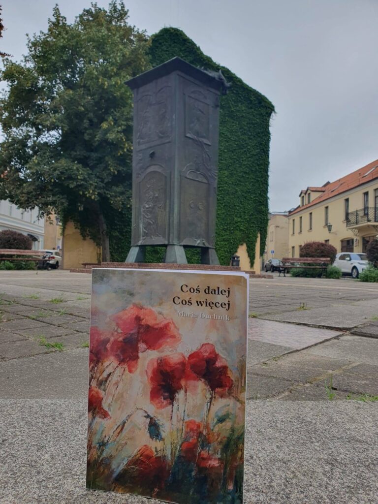 Książka Marii Duchnik w podróży — materiał z albumu „Poezja w podróży”