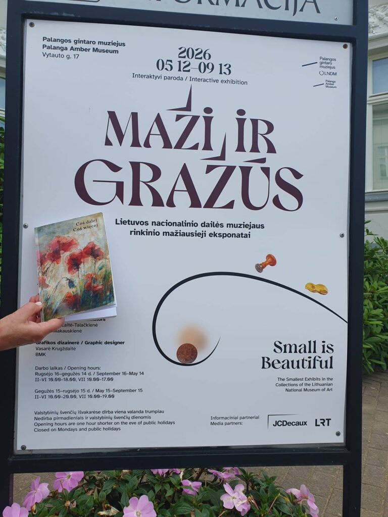 Książka Marii Duchnik w podróży — materiał z albumu „Poezja w podróży”