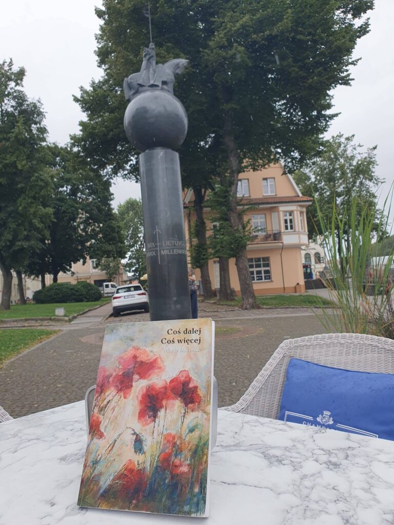 Książka Marii Duchnik w podróży — materiał z albumu „Poezja w podróży”